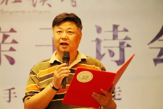 第一個節(jié)目便是重磅，大象融媒·欣欣象融網(wǎng)絡(luò)科技公司董事長魏峰帶來沈浩波的作品《在夏天時想起秋天》