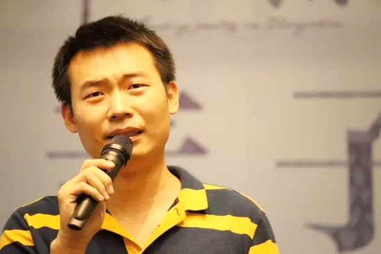 他，是一名消防員，同時也是聲音的愛好者。