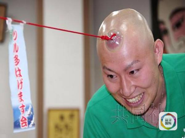 日本舉行首屆全國(guó)性“光頭拔河賽” 日本舉行首屆全國(guó)性“光頭拔河賽”