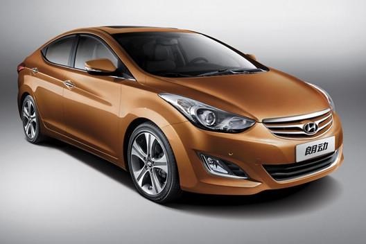 　　北京現(xiàn)代朗動(dòng)分別搭載1.6L和1.8L兩種發(fā)動(dòng)機(jī)，共7款車型?！傲黧w雕塑”設(shè)計(jì)理念持身的朗動(dòng)看上