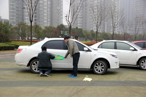 粘貼車(chē)貼 粘貼車(chē)貼