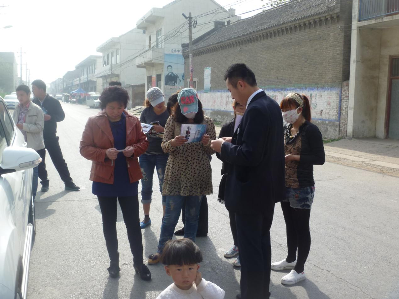 活動(dòng)現(xiàn)場(chǎng)吸引了大量的群眾 活動(dòng)現(xiàn)場(chǎng)吸引了大量的群眾