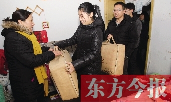 昨天下午，多位東方今報(bào)愛心讀者前往鄭州市困難戶家中贈(zèng)送棉被