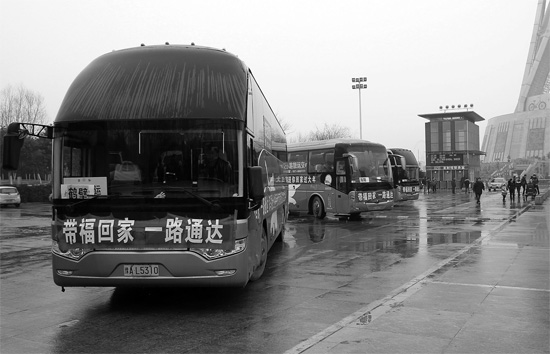 昨天上午10點(diǎn)，17輛愛心大巴從中原福塔廣場發(fā)車