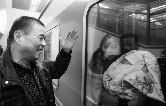 車要開了，史振星揮手向女兒懷中的外孫告別。女兒帶著剛剛出生43天的孩子，要到千里之外湖南的婆婆家過新