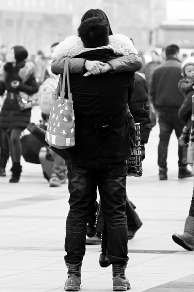 浪漫的情侶，離別時不忘激情擁抱