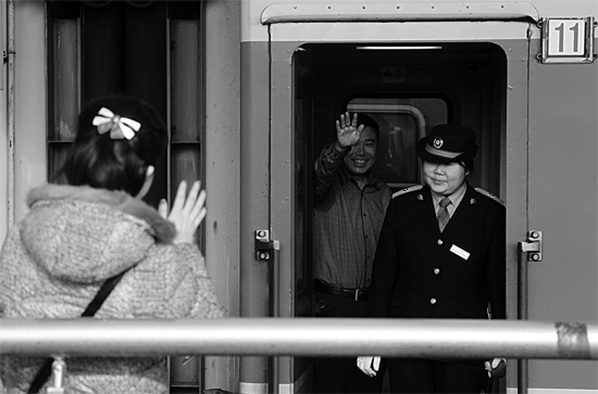 揮手向親人告別，并祝福一路平安