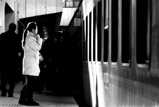 春運大潮中，這樣難舍難分的身影總不時閃現(xiàn)在站臺上和廣場中