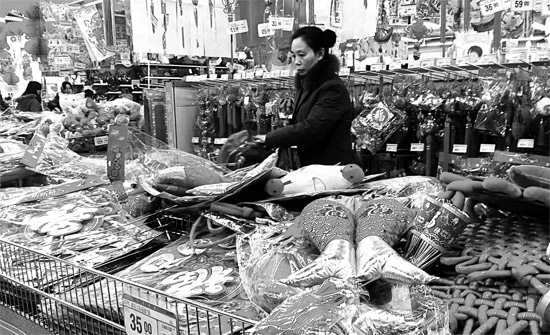 超市里，和春節(jié)相關(guān)的商品被擺放到了十分顯眼的位置