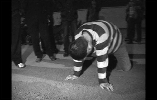 昨日凌晨，鄭州市化工路西段，渾身酒氣的男子出盡洋相