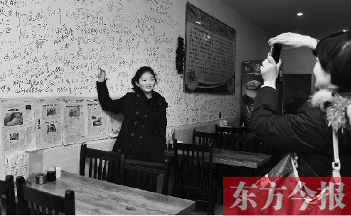 東方今報“一碗面的溫暖”還在延續(xù)，媒體和愛心人士的吃面接力熱情不減。