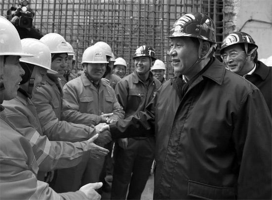 除夕前一天，習(xí)近平到北京地鐵8號(hào)線南鑼鼓巷站施工工地慰問(wèn)農(nóng)民工和技術(shù)人員