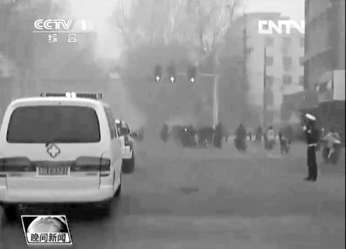 正值上下班高峰，交警調(diào)信號(hào)燈分流車輛