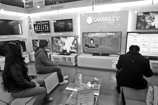 5日，鄭州市的家電賣場里，網(wǎng)絡(luò)電視正在同步直播兩會報(bào)道 東方今報(bào)記者張培方攝