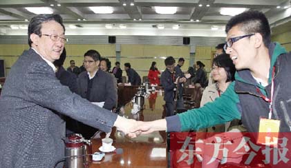 4月22日，省委書記、省人大常委會(huì)主任郭庚茂和“聚焦中博·河南行”中部六省媒體采訪團(tuán)成員親切握手