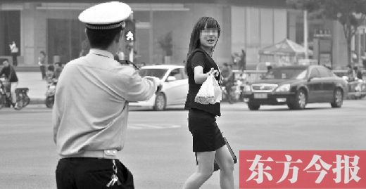 一名女子闖紅燈，并且躲避交警的處罰