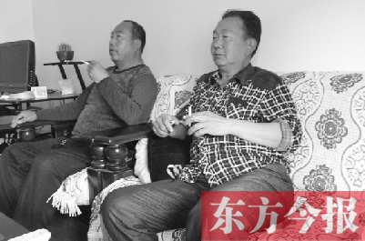 吳四輩和張年學(xué)在家聊天，談?wù)撋稌r(shí)候能去上班