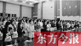 演員謝幕時(shí)，沒(méi)有觀眾離場(chǎng)，而是全部起立熱烈鼓掌