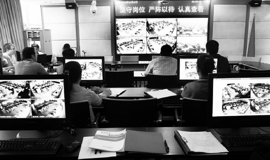 2013年高考首日，鄭州市國家考試考務(wù)指揮中心內(nèi)，工作人員通過監(jiān)控器遠(yuǎn)程監(jiān)考