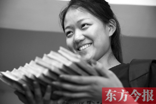 昨天，大一女生周文靜把10萬(wàn)元現(xiàn)金還給了失主