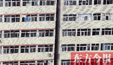 鄭州市城中村眾多類似這樣火柴盒式的房間，成了大中專畢業(yè)生們暫時(shí)安放青春和夢(mèng)想的地方