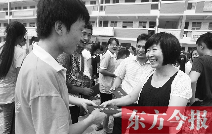 7月23日，晨鐘教育集團(tuán)黨委書記張玲為支教大學(xué)生頒發(fā)證書