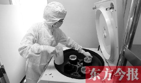 鄭州一專門儲(chǔ)存臍帶血的機(jī)構(gòu)，專業(yè)人員正在把臍帶血存放在儲(chǔ)藏箱里