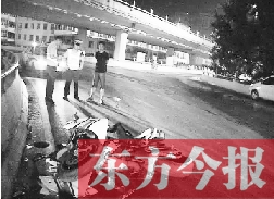 昨日凌晨3時(shí)，鄭州市區(qū)河醫(yī)立交橋下，交警在勘察現(xiàn)場(chǎng)