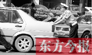 一輛車(chē)壞在了路中間，執(zhí)勤交警幫推車(chē)