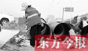 鄭州市鄭東新區(qū)，烈日下工作的環(huán)衛(wèi)工