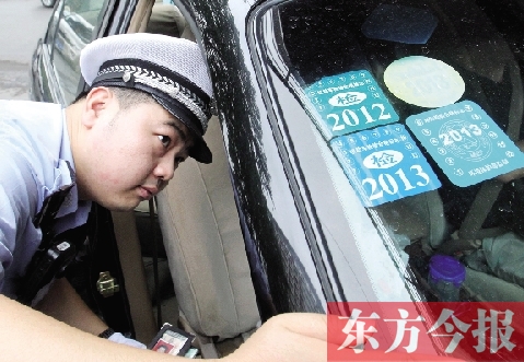 昨天上午，鄭州交巡警開始對進(jìn)入四橋一路的非綠標(biāo)車按闖禁行進(jìn)行處罰