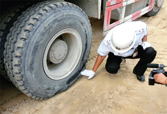 8月3日，棉紡路與六廠前街交叉口附近一輛水泥罐車突然爆胎，路邊一輛電動車被沖擊波震翻報廢