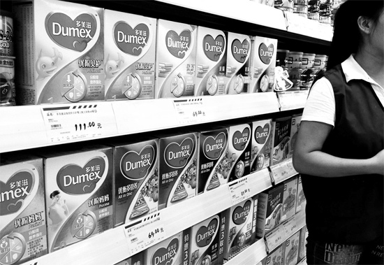 5日，鄭州一家超市內(nèi)，多美滋其他階段奶粉仍在售，但無人問津