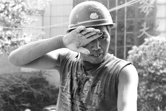 昨日，濟源市市政工人王紅旗在揮汗工作