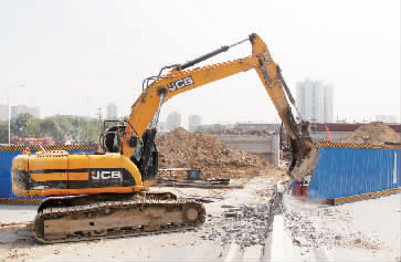 南陽路、北環(huán)快速路立交橋?qū)⑦M(jìn)行封閉施工，圖為工人正在拆除隔離欄