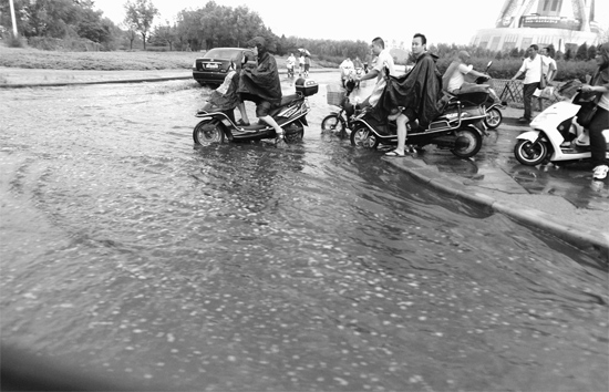 8月7日，鄭州一場(chǎng)暴雨，鄭州多處干道被淹，市民行路如過(guò)河