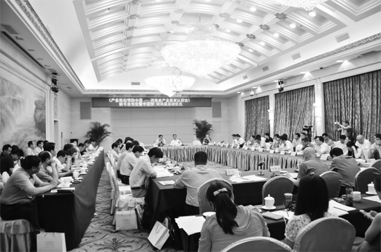 產(chǎn)業(yè)集聚區(qū)會(huì)議現(xiàn)場(chǎng)，各位專家學(xué)者對(duì)河南產(chǎn)業(yè)集聚區(qū)的發(fā)展建言獻(xiàn)策