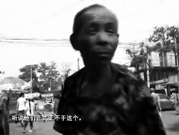 視頻中的男子面對(duì)鏡頭發(fā)泄心中的不滿：不合理，明擺著剝削人