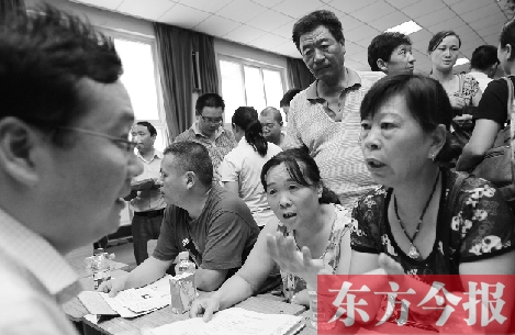 帶著孩子小升初的諸多疑問，眾多家長（右）向教育部門咨詢