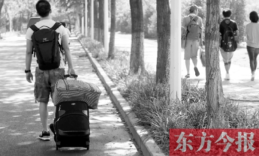滿載著家人的希望，沿著學(xué)校的路標，鄭州大學(xué)新生入學(xué)了，一位新生自己帶著行李來報到