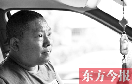 鄧太和帶父親去看病，兩天都沒打開過出租車后備廂