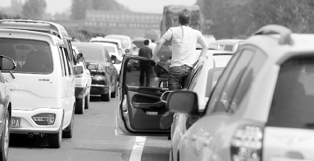 10月7日下午，寧洛高速漯河至商水段，因車禍發(fā)生擁堵