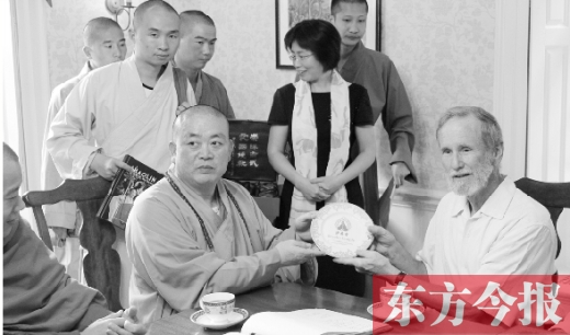 釋永信方丈向哈佛大學(xué)亞當(dāng)學(xué)院院長白馬贈送禮品 少林寺供圖 釋永信方丈向哈佛大學(xué)亞當(dāng)學(xué)院院長白馬贈送禮品 少林寺供圖