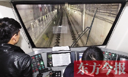 為了地鐵一號線在年底按期投入試運營，大家正在緊張調試