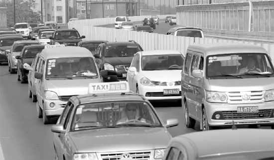 上午11點，鄭州市京廣快速路由北向南的路段已經(jīng)開始擁堵，要是早晚高峰，更是堵得走不成