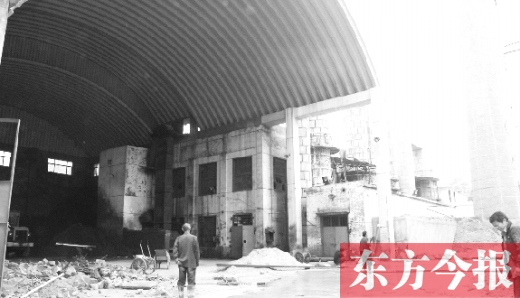 黃委會燃煤鍋爐房里幾臺機器正“整裝待發(fā)”，大煙囪拆除難