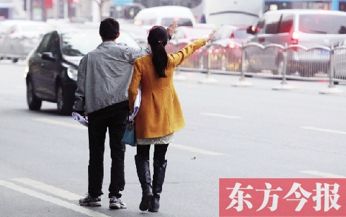 昨日下午5時(shí)30分，鄭州市花園路口公交站，一對(duì)青年正焦急等車(chē)