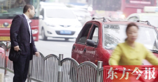 昨日下午5點40分，一男子久久未等到出租車，一輛“黑三輪”車主便和他搭訕