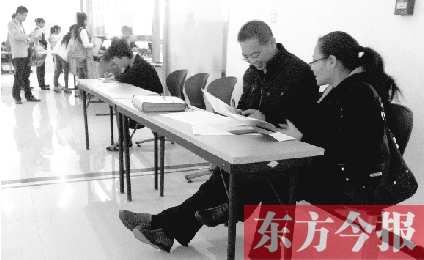 　　10月16日，鄭州市社保中心辦事大廳，新增的桌椅方便了前來辦理手續(xù)的市民