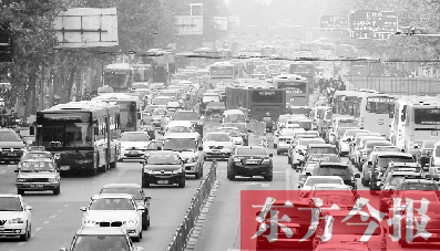 昨日下午4點，在花園路與黃河路口附近，車堵成了“一鍋粥”